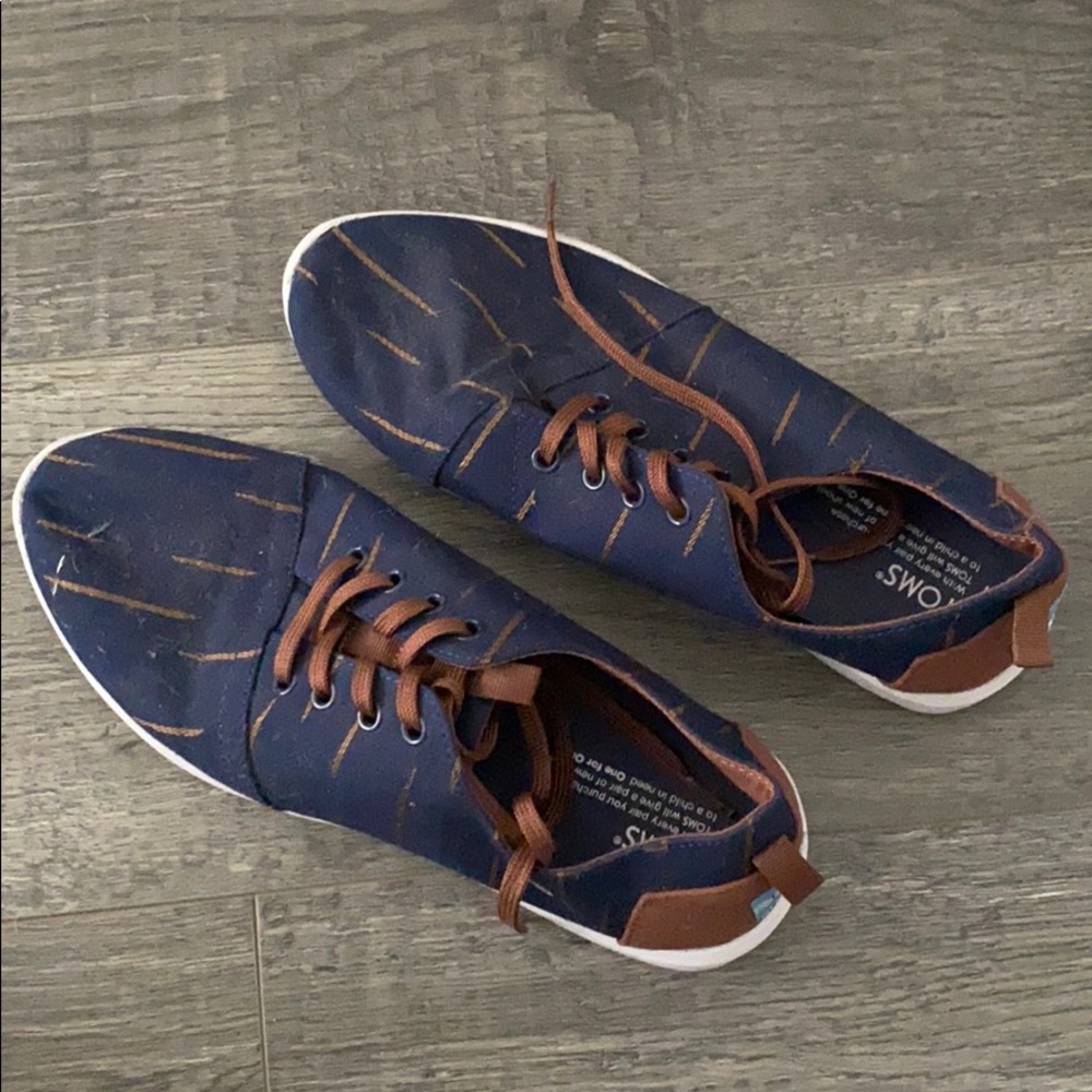 Tom's sneakers